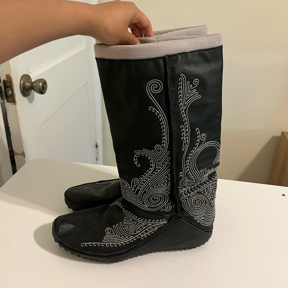 Vintage Black and White Embroidered Puma Boots - Picture 3 of 6